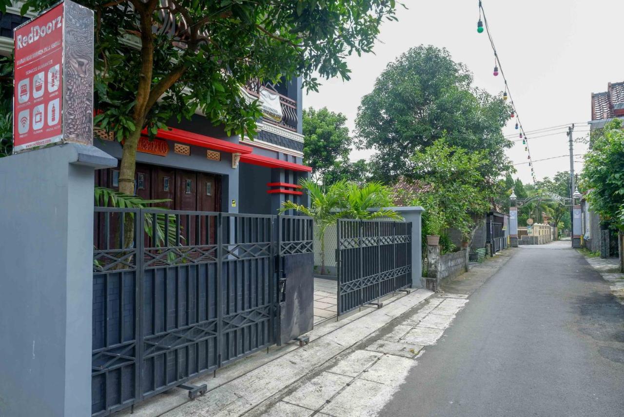 RedDoorz Syariah near Monumen Jogja Kembali Hotel Kejayan Bagian luar foto