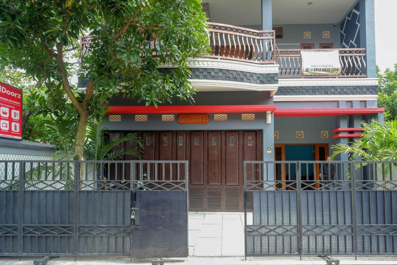 RedDoorz Syariah near Monumen Jogja Kembali Hotel Kejayan Bagian luar foto